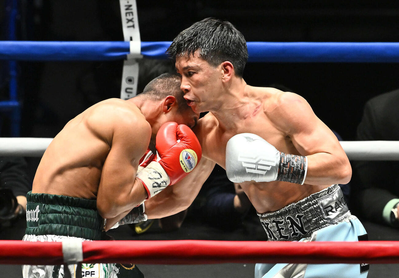 3回、岩田（右）はノックアウトにパンチを打ち込む（撮影・滝沢徹郎）