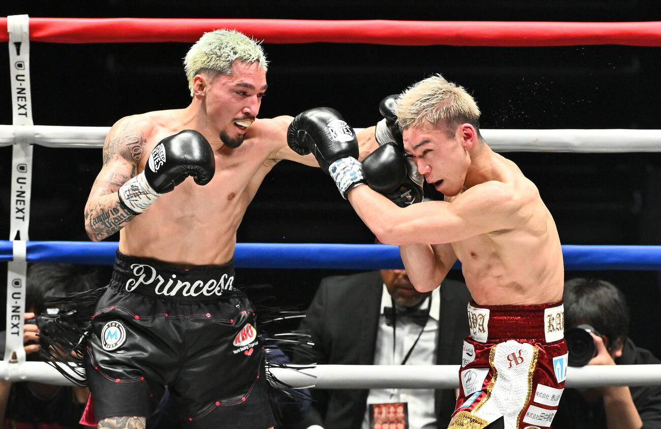 3回、オラスクアガ（左）は飯村にパンチを打ち込む（撮影・滝沢徹郎）