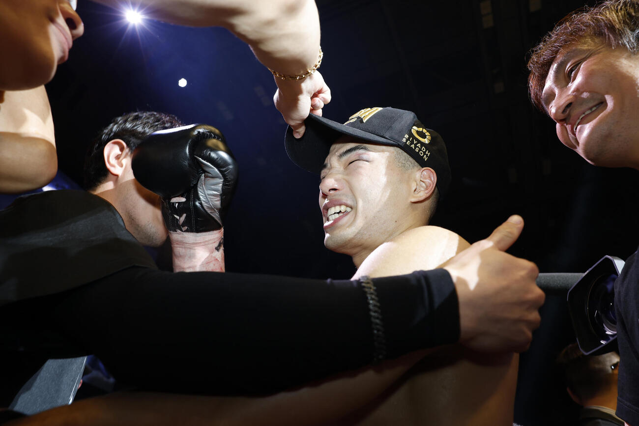 ドネアに8回TKO勝ちし、笑顔の増田（中央）（撮影・山本朝陽）