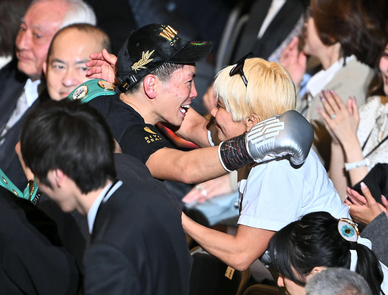 試合後、新チャンピオンとなった岩田（左）は山本美憂とハグする（撮影・滝沢徹郎）
