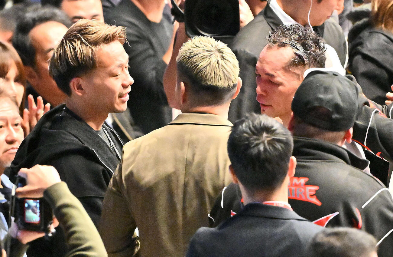 増田に敗れたドネア（右）をねぎらう堤（左）（撮影・滝沢徹郎）