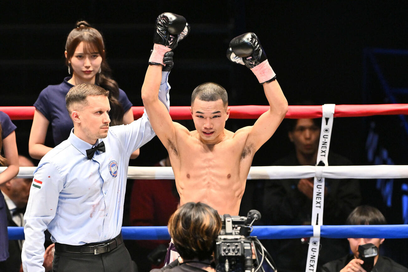 8回、増田はドネアにTKO勝ちし勝ち名乗りを受ける（撮影・滝沢徹郎）
