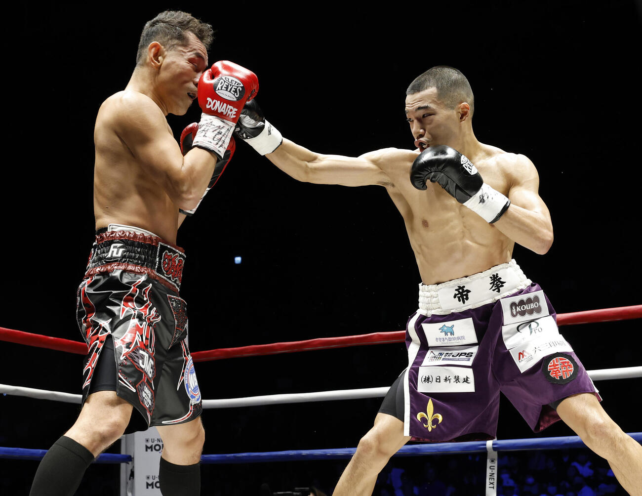 2回、ドネア（左）を攻める増田（撮影・山本朝陽）