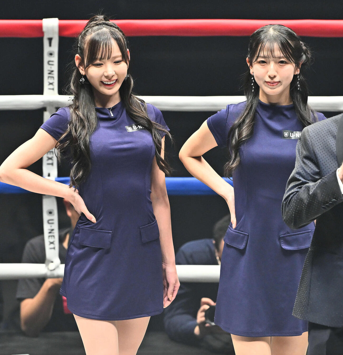 リングを彩るラウンドガール（撮影・滝沢徹郎）