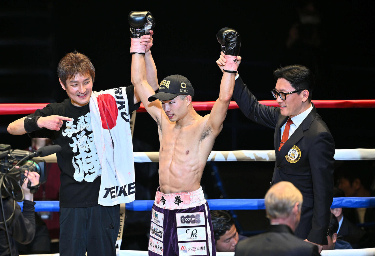 増田（中央）はドネアにTKO勝ちする（撮影・滝沢徹郎）