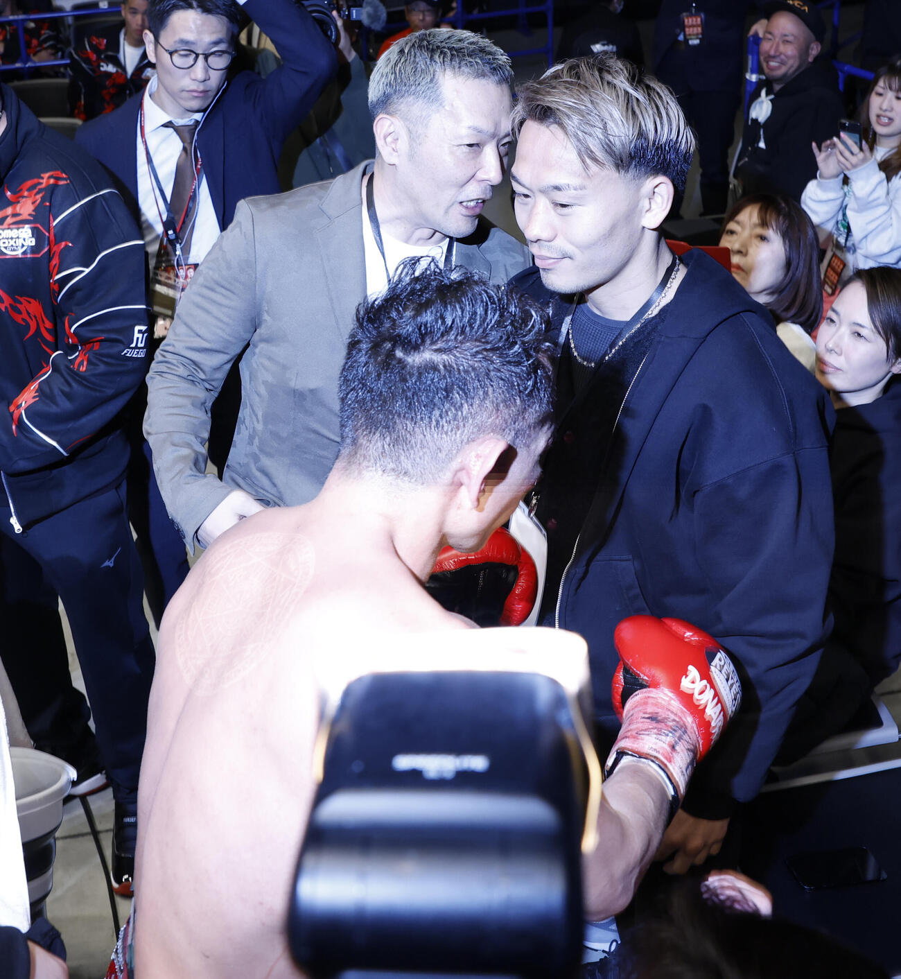 8回TKO負けしたドネア（手前）をねぎらう堤（撮影・山本朝陽）