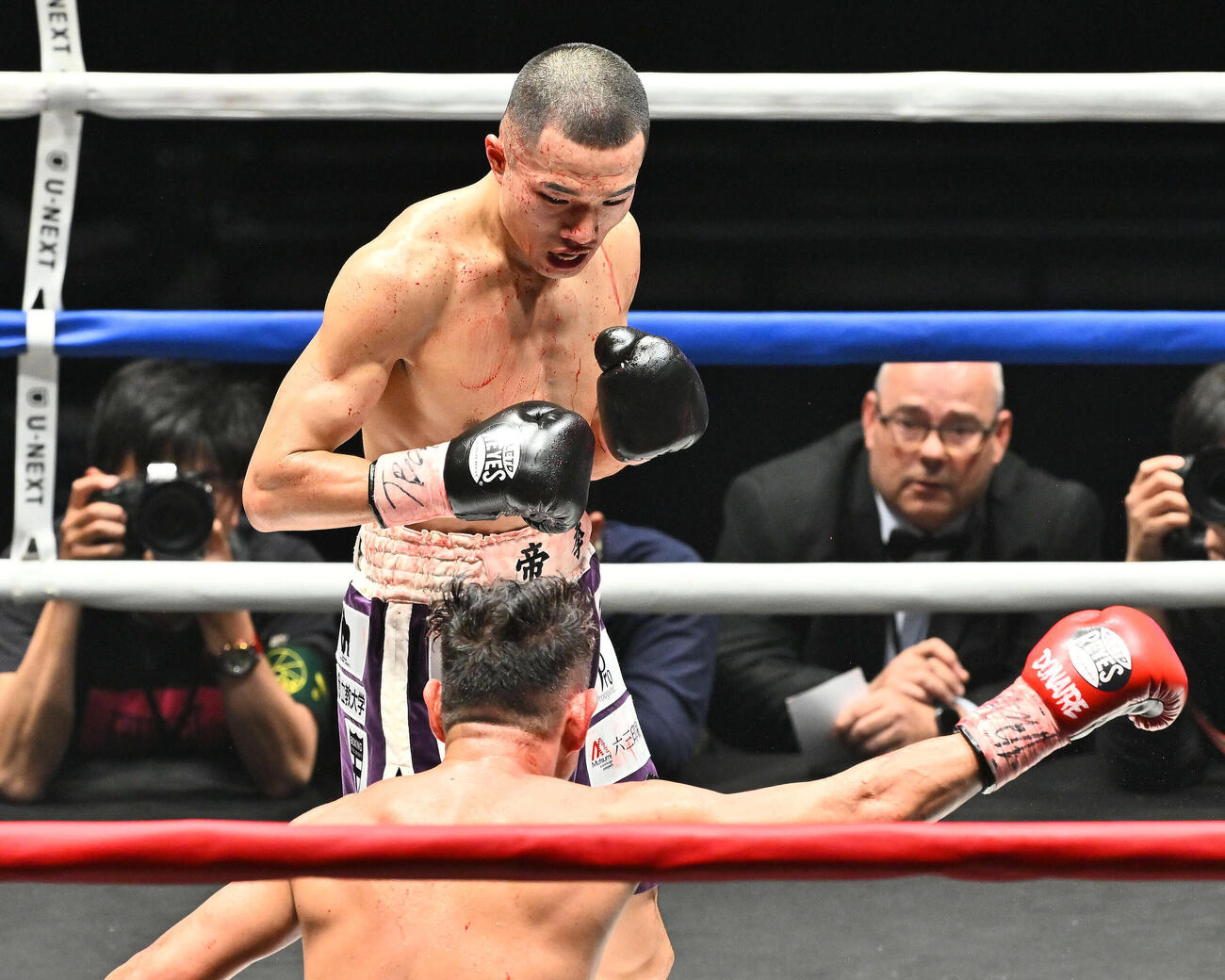 7回、増田（後方）はドネアからダウンを奪う（撮影・滝沢徹郎）