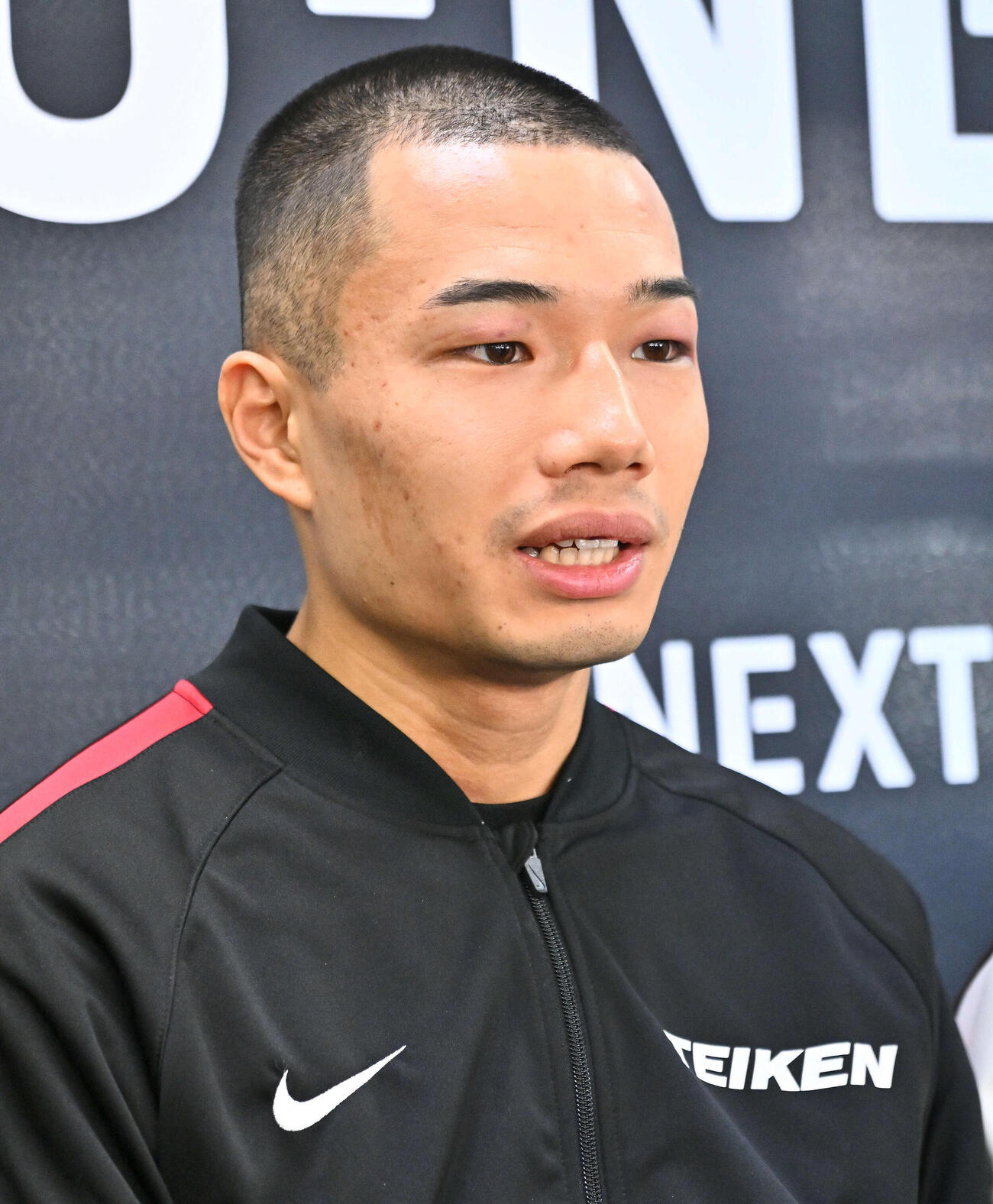 一夜明け会見で話す増田（撮影・滝沢徹郎）