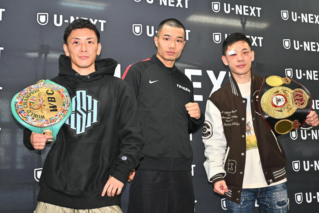 一夜明け会見で記念撮影する、左から岩田、増田、松本（撮影・滝沢徹郎）