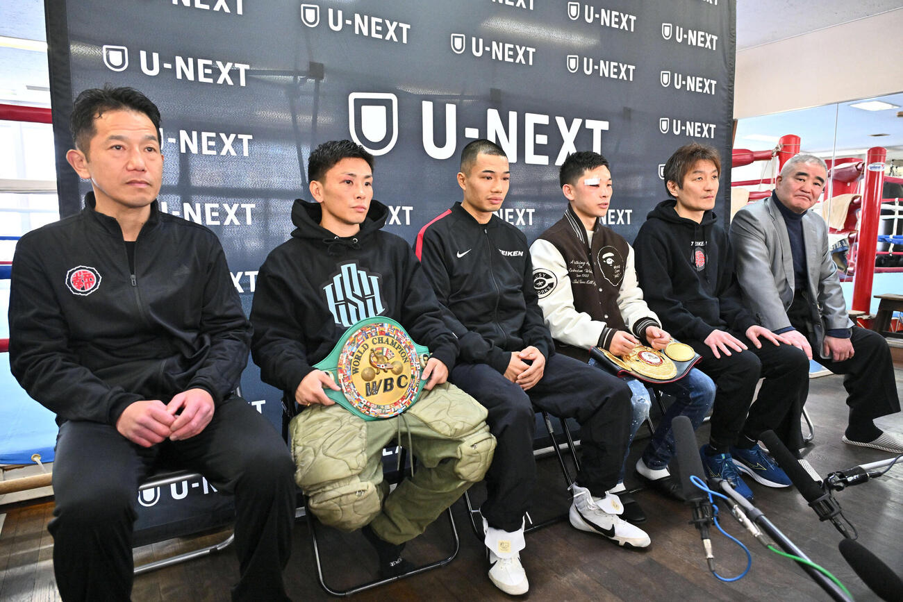 一夜明け会見に臨む、左から田中トレーナー、岩田、増田、松本、大和トレーナー、帝拳ジム浜田代表（撮影・滝沢徹郎）