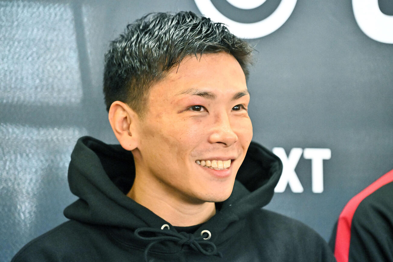 一夜明け会見で話す岩田（撮影・滝沢徹郎）