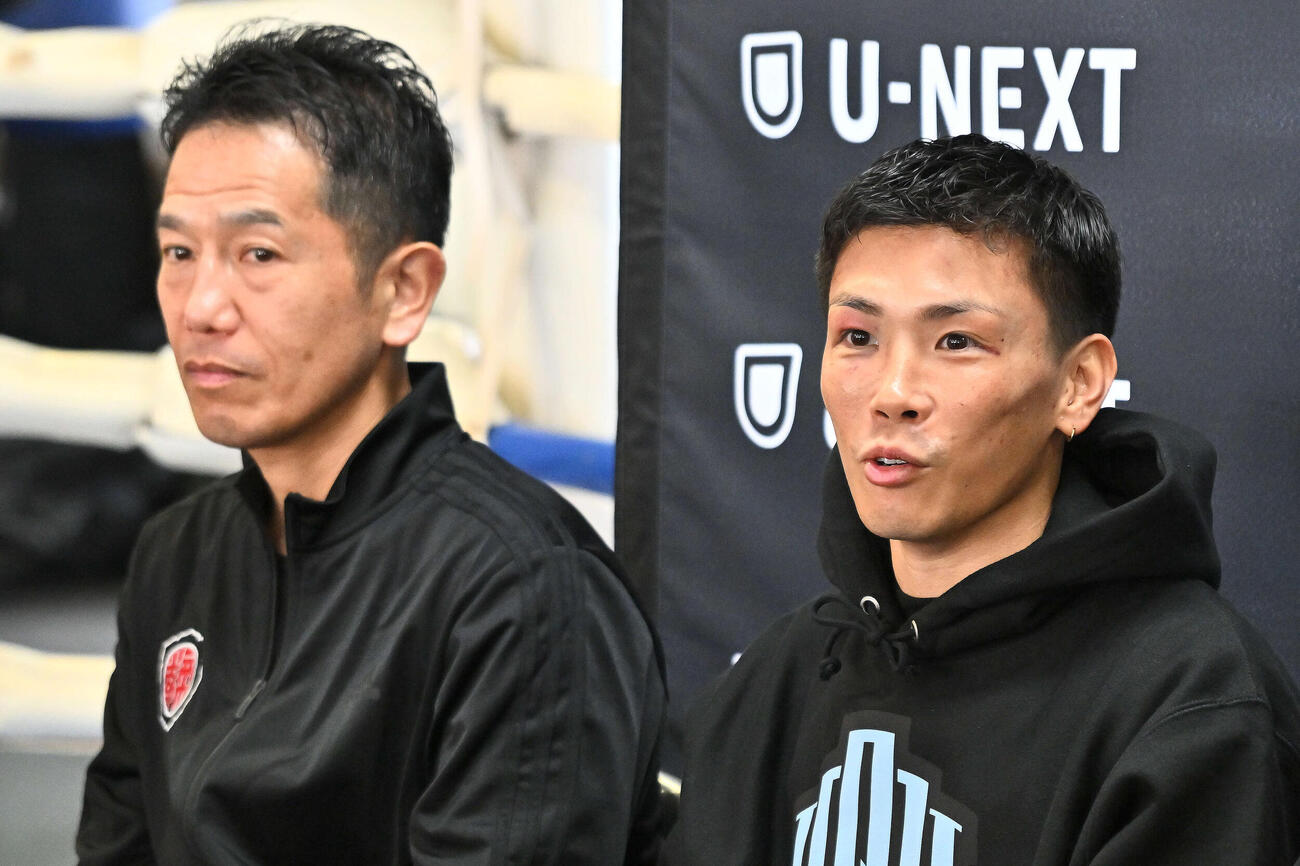 一夜明け会見で質問に答える岩田（右）と田中トレーナー（撮影・滝沢徹郎）