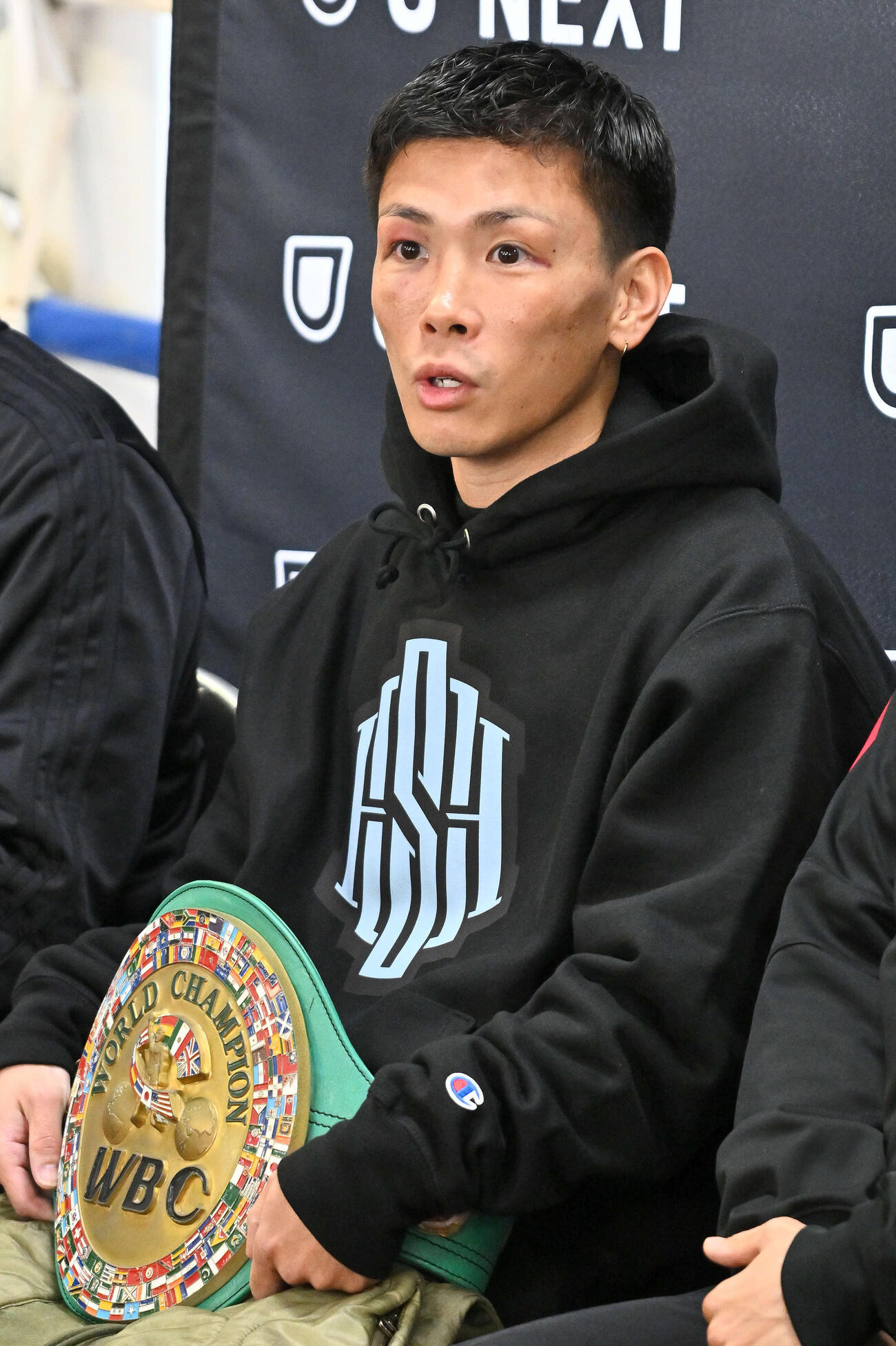 一夜明け会見ベルトを手に話す岩田（撮影・滝沢徹郎）