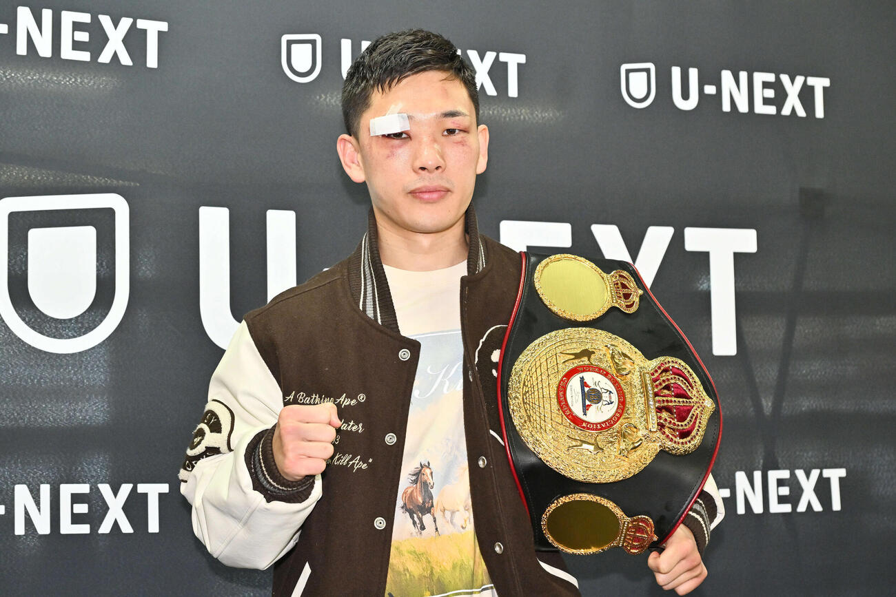 一夜明け会見でポーズを決める松本（撮影・滝沢徹郎）