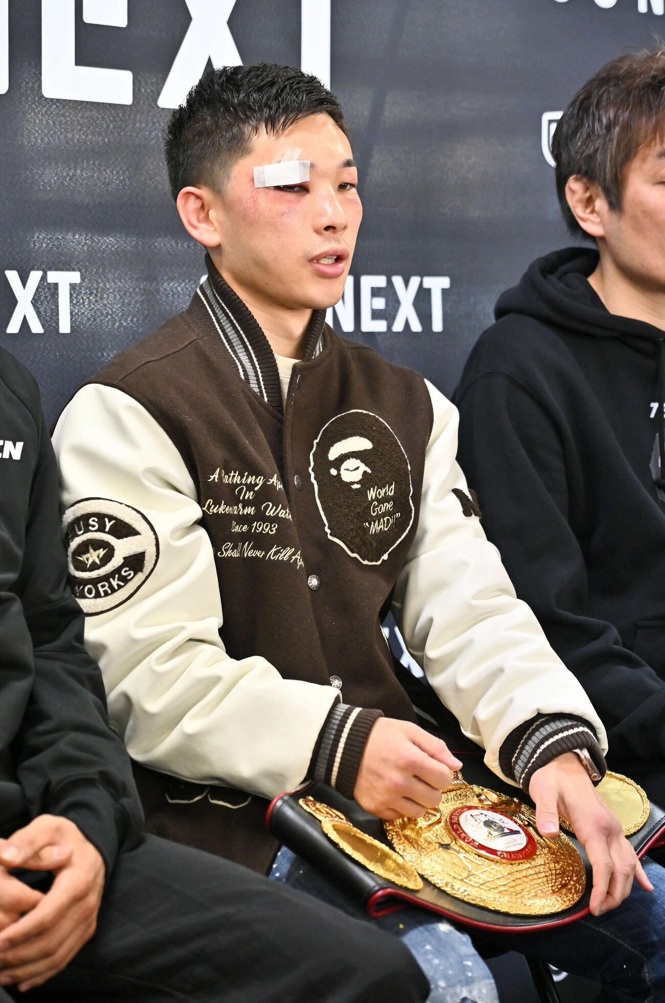 一夜明け会見でWBA世界ミニマム級のベルトを手に話す松本（撮影・滝沢徹郎）