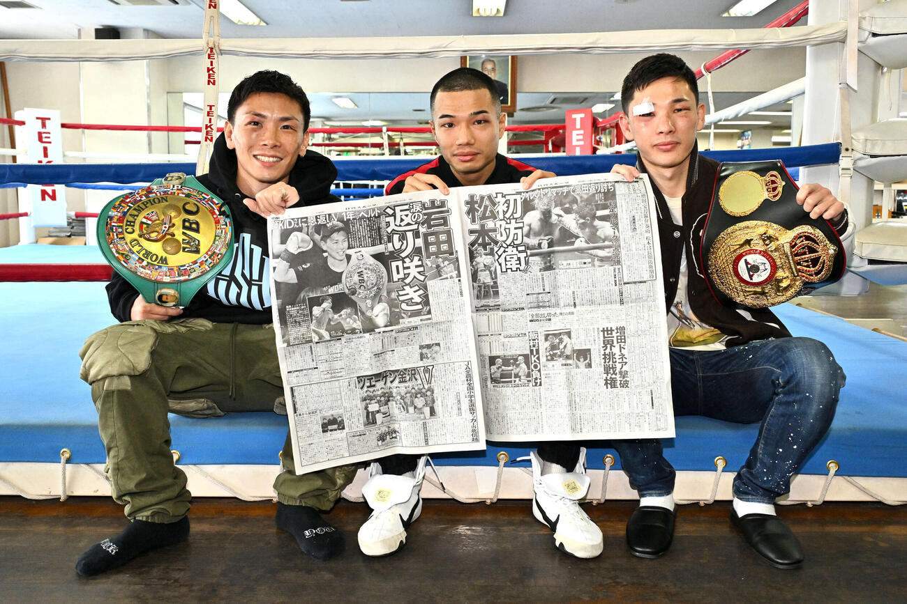 一夜明け会見で試合を報じる日刊スポーツを手にする、左から岩田、増田、松本（撮影・滝沢徹郎）