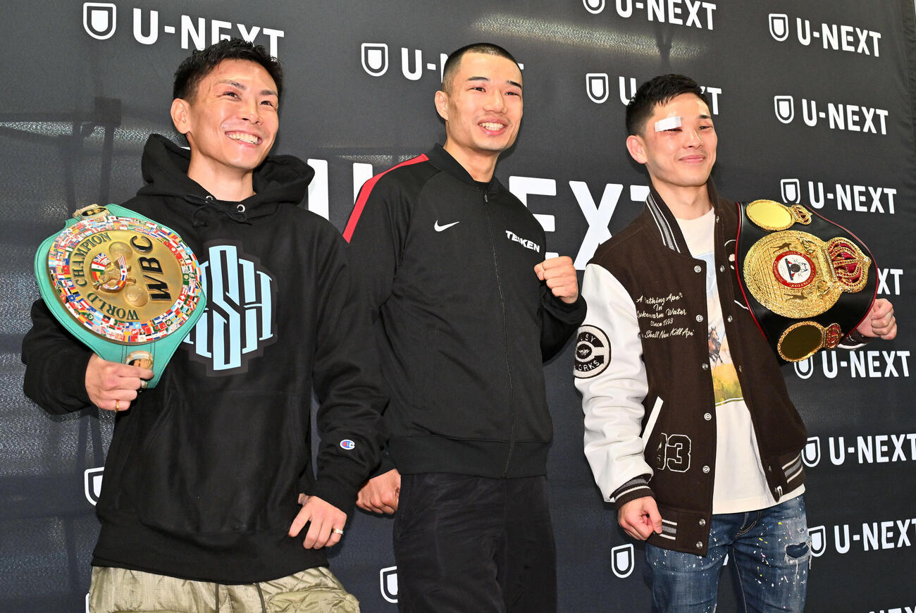 一夜明け会見で田中トレーナーのカメラに笑顔を向ける、左から岩田、増田、松本（撮影・滝沢徹郎）