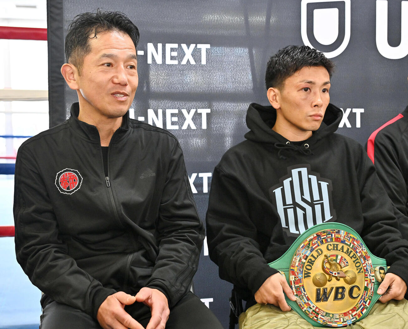 一夜明け会見で話す田中トレーナー（左）と岩田（撮影・滝沢徹郎）