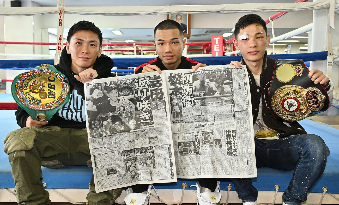 一夜明け会見で試合を報じる日刊スポーツを手にする、左から岩田、増田、松本（撮影・滝沢徹郎）