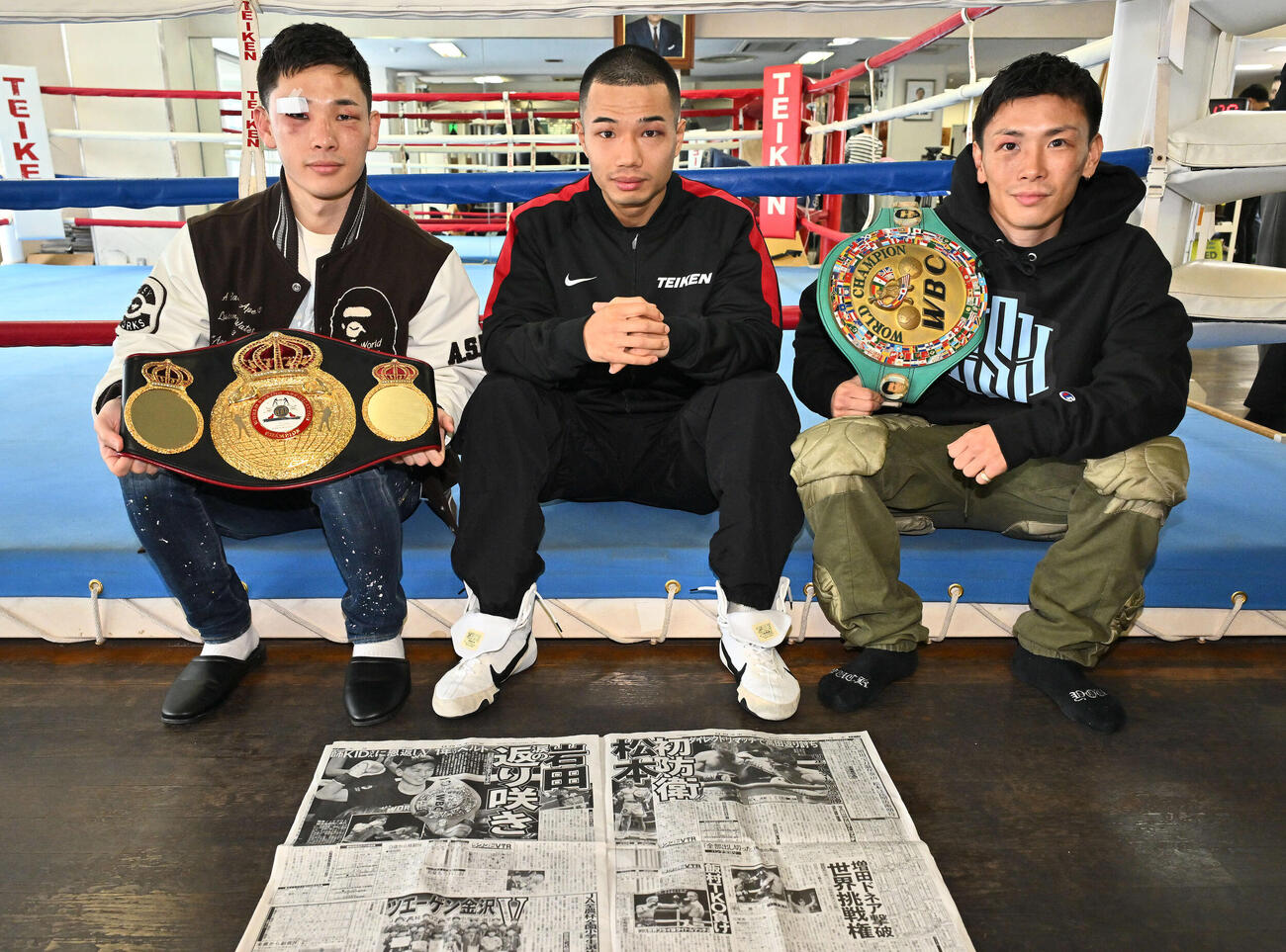 一夜明け会見で試合を報じる日刊スポーツを前に記念撮影する、左から松本、増田、岩田（撮影・滝沢徹郎）