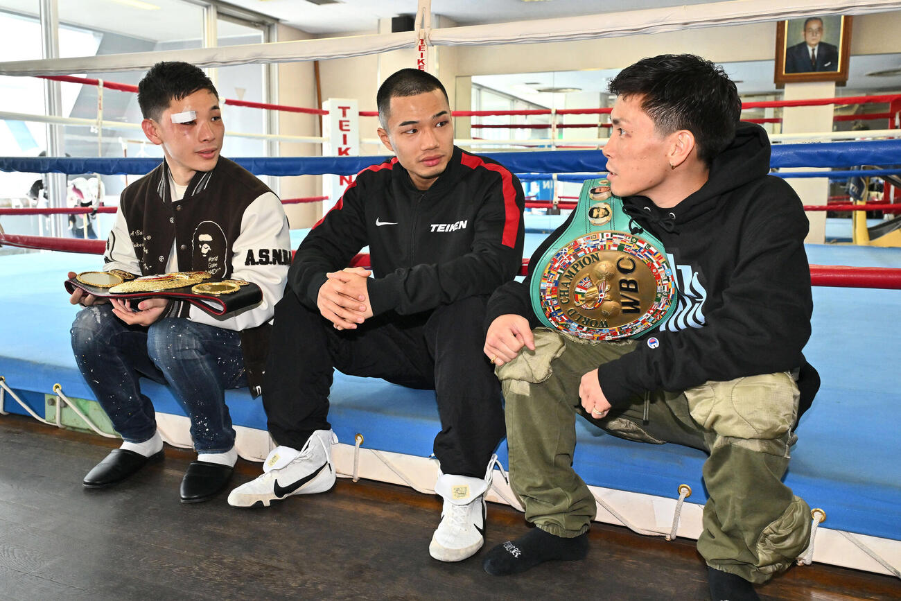 一夜明け会見で談笑する、左から松本、増田、岩田（撮影・滝沢徹郎）