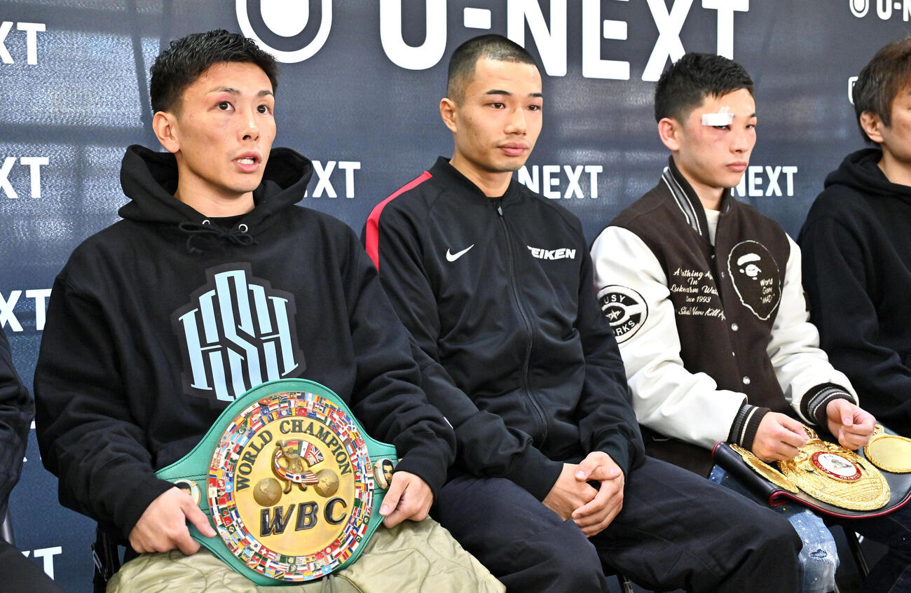 一夜明け会見をする、左から岩田、増田、松本（撮影・滝沢徹郎）