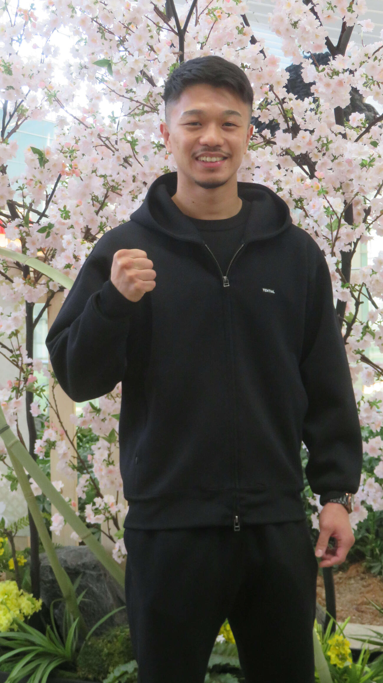 5月2日、東京ドームで控える井上尚弥との対決に備え、米ロサンゼルス合宿に出発した中谷潤人