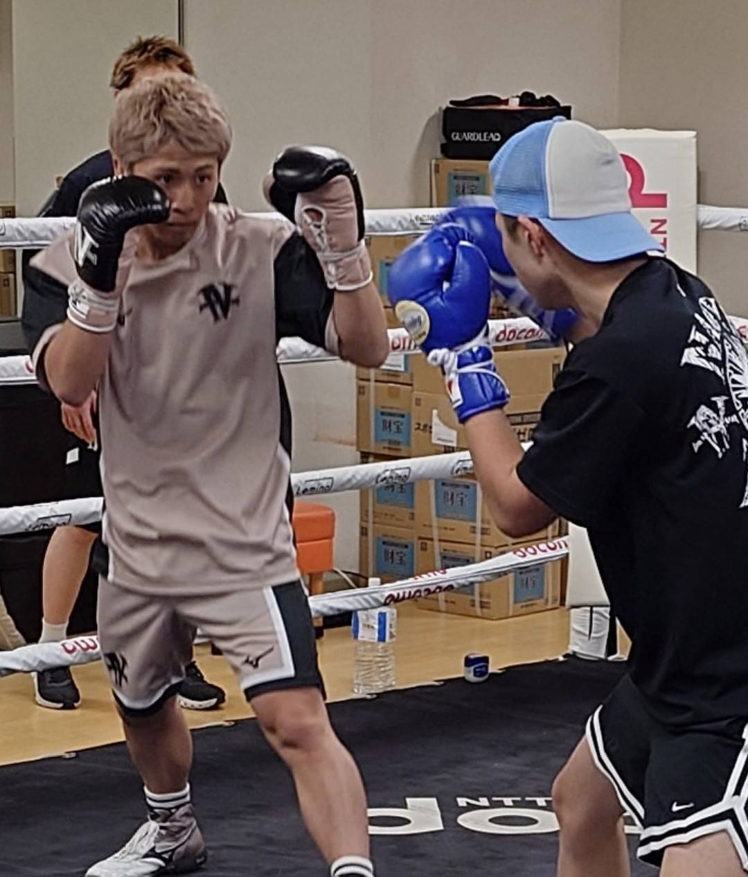 片岡叶夢（右）と軽めのスパーリングを行う井上尚弥（大橋ジム提供）