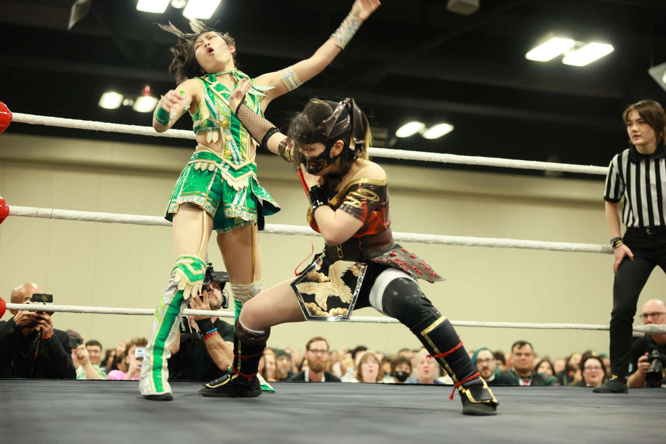 鈴木志乃に手刀をたたき込むハットリ桜（C）東京女子プロレス（C）東京女子プロレス