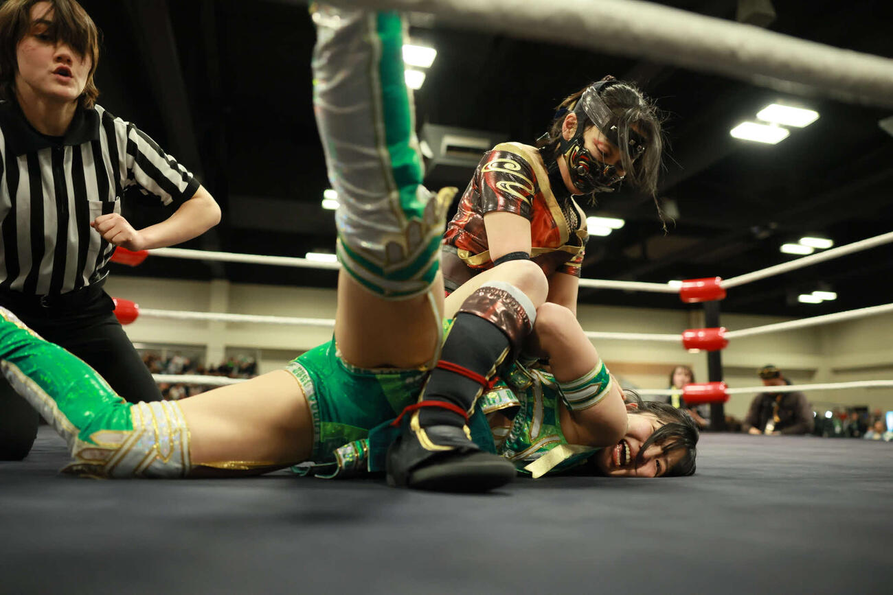 鈴木志乃の腕をひねり上げるハットリ桜（C）東京女子プロレス
