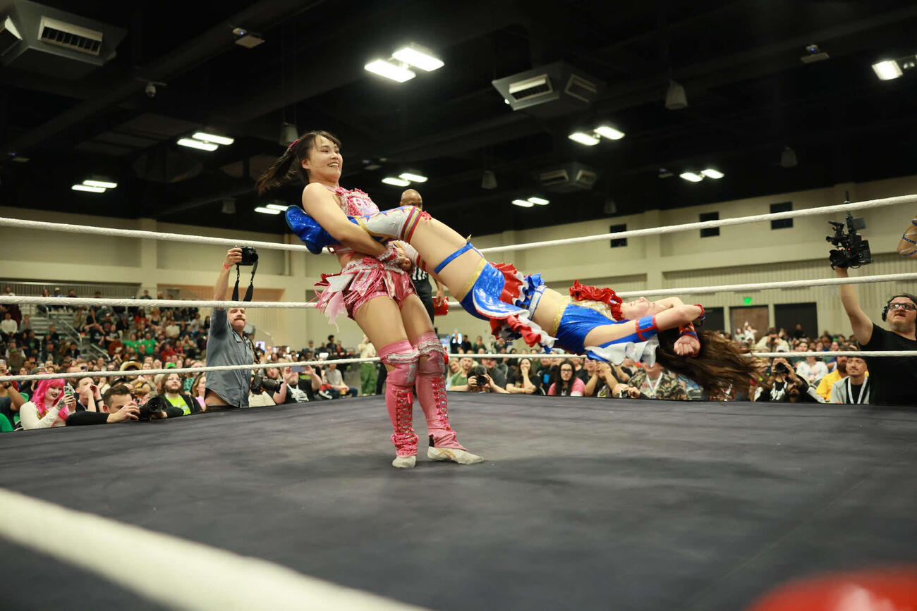 ジャイアントスイングで荒井優希を回す渡辺未詩（C）東京女子プロレス
