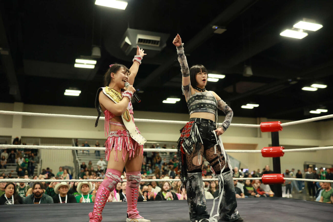 勝利した渡辺未詩と辰巳リカ（C）東京女子プロレス