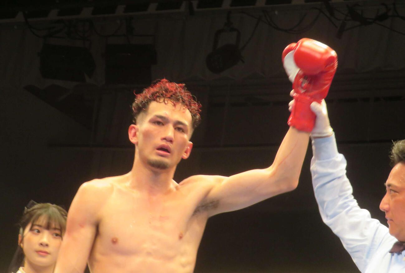 日本ライト級王座決定戦を制し、勝ち名乗りを受ける新王者の斎藤真之助