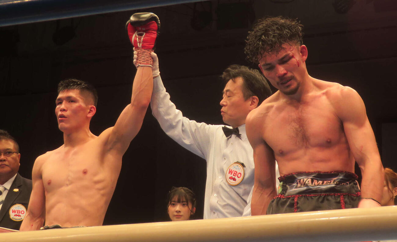挑戦者アオキ・クリスチャーノ（右端）を判定で下したWBOアジア・パシフィック・ライト級王者宇津木秀（左端）