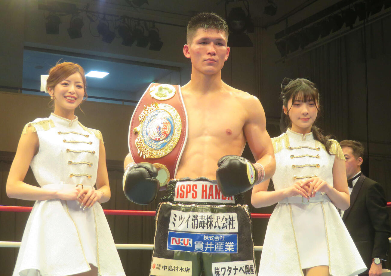 3度目の防衛に成功したWBOアジア・パシフィック・ライト級王者宇津木秀（中央）