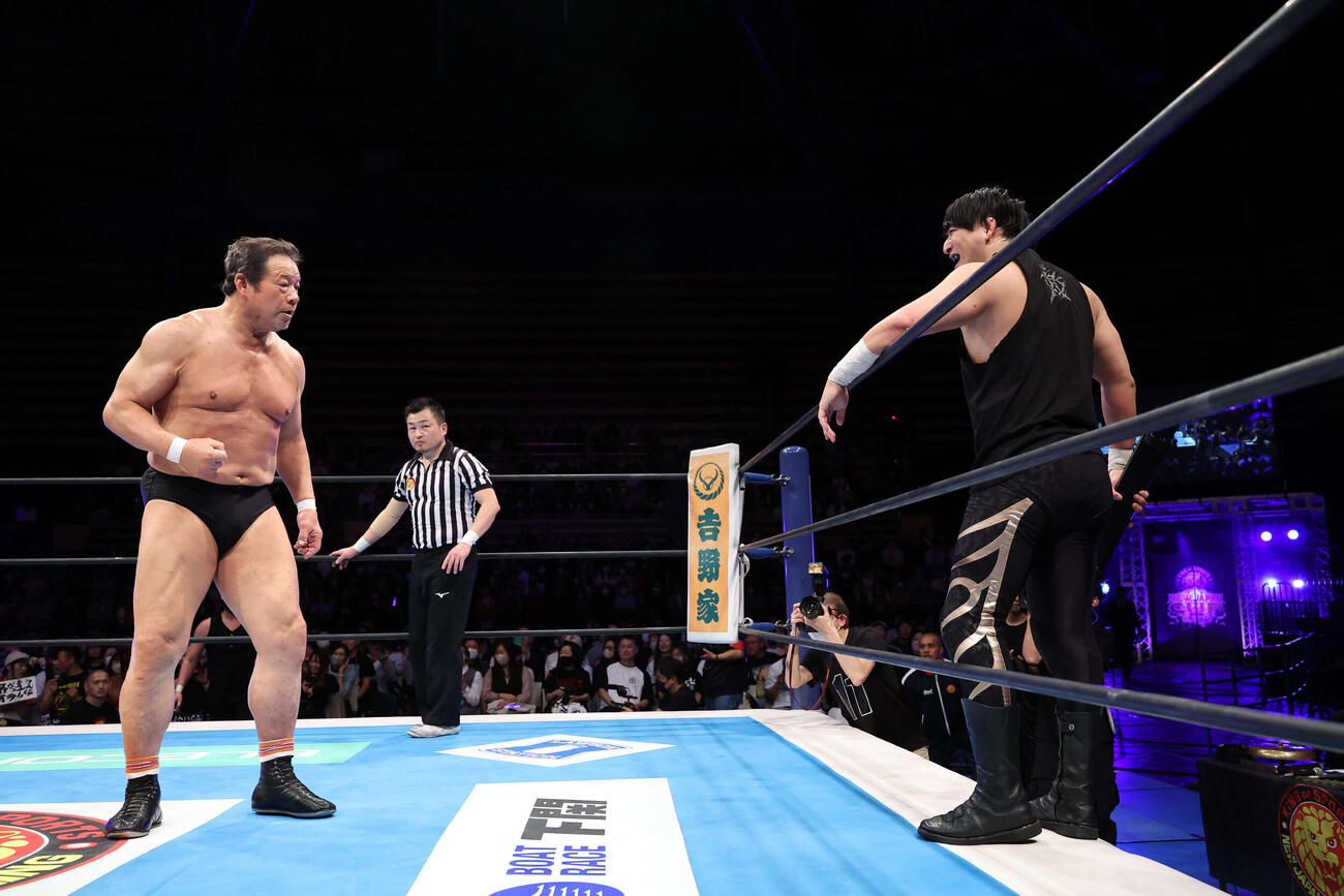 新日本プロレス旗揚げ記念日大会で成田蓮と対峙した藤波辰爾（左）（C）新日本プロレス