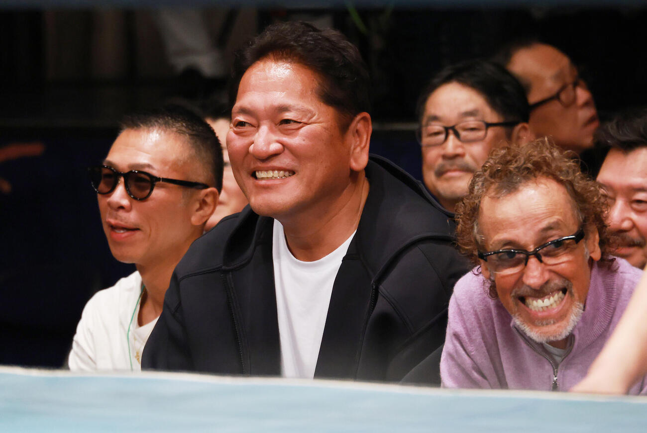 観戦する、左から内山高志氏、佐々木主浩氏、ラモス瑠偉氏（撮影・中島郁夫）