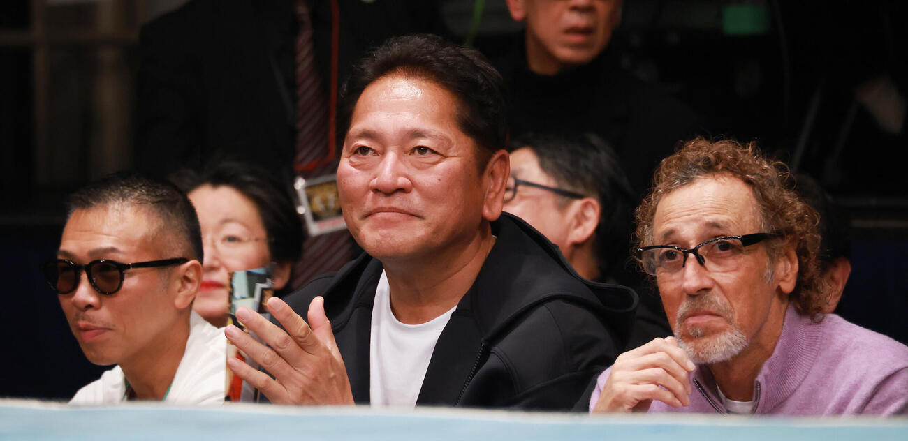 観戦する、左から内山高志氏、佐々木主浩氏、ラモス瑠偉氏（撮影・中島郁夫）