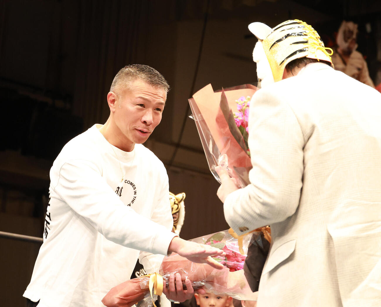 佐山総監（右）に花束を贈る内山高志氏（撮影・中島郁夫）