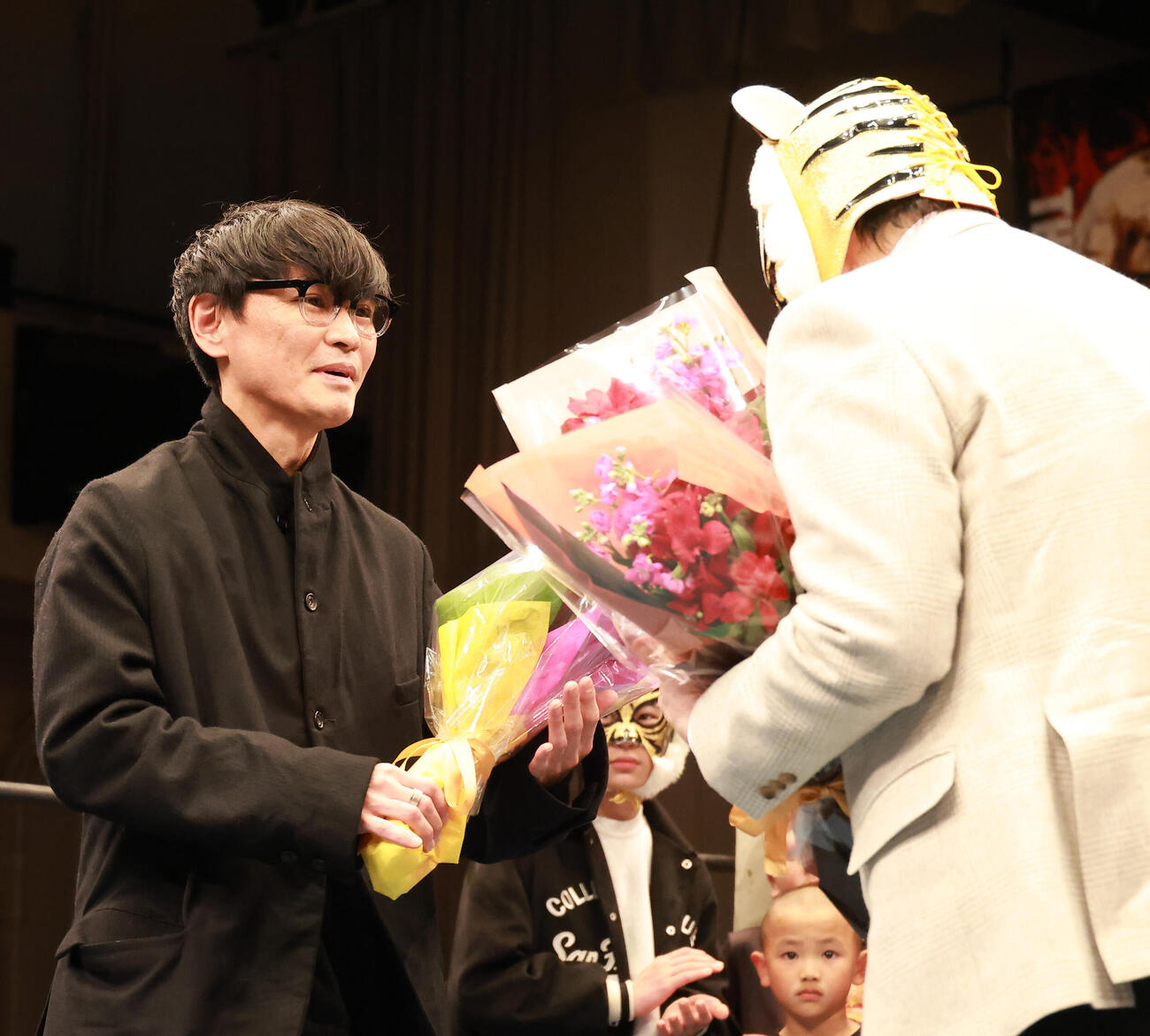 佐山総監（右）に花束を贈るサカナクション山口一郎（撮影・中島郁夫）