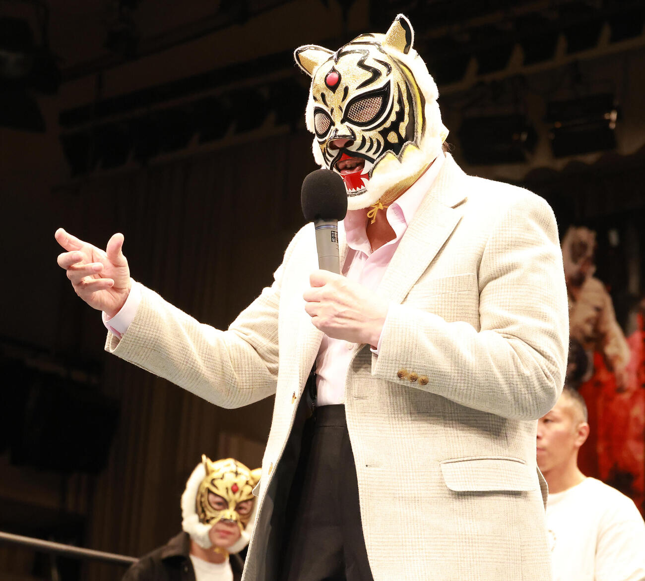 ストロングスタイルプロレスのリングであいさつする佐山総監（撮影・中島郁夫）