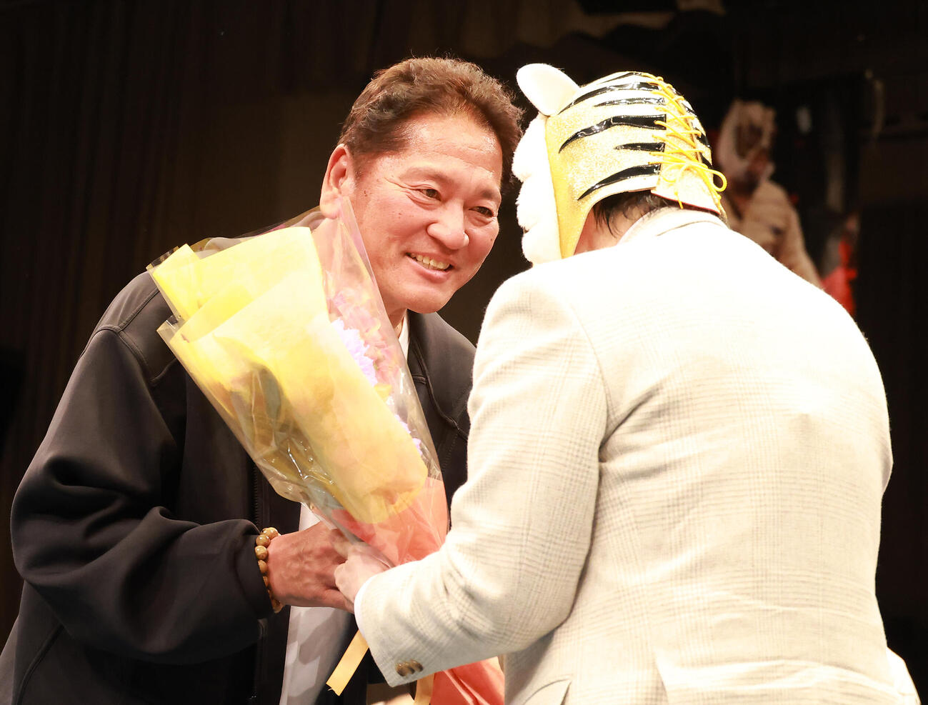 佐山総監（右）に花束を贈る佐々木主浩氏（撮影・中島郁夫）