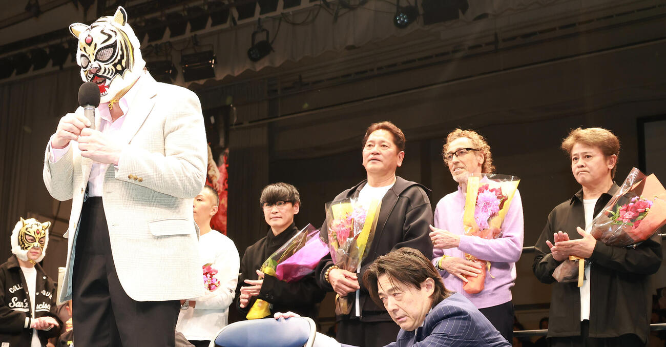 ストロングスタイルプロレスのリングであいさつする佐山総監。後列は来客の左から内山高志氏、サカナクション山口一郎、佐々木主浩氏、ラモス瑠偉氏、中村繁之（撮影・中島郁夫）