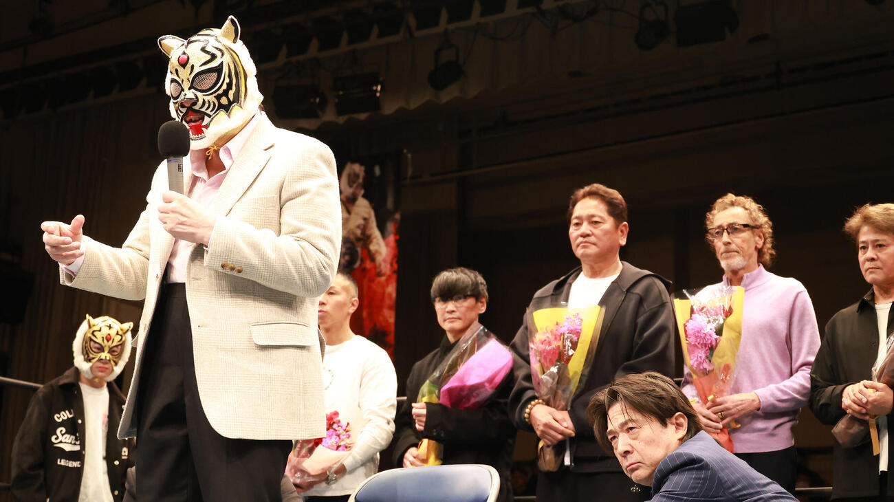 ストロングスタイルプロレスのリングであいさつする佐山総監。後列は来客の左から内山高志氏、サカナクション山口一郎、佐々木主浩氏、ラモス瑠偉氏、中村繁之（撮影・中島郁夫）