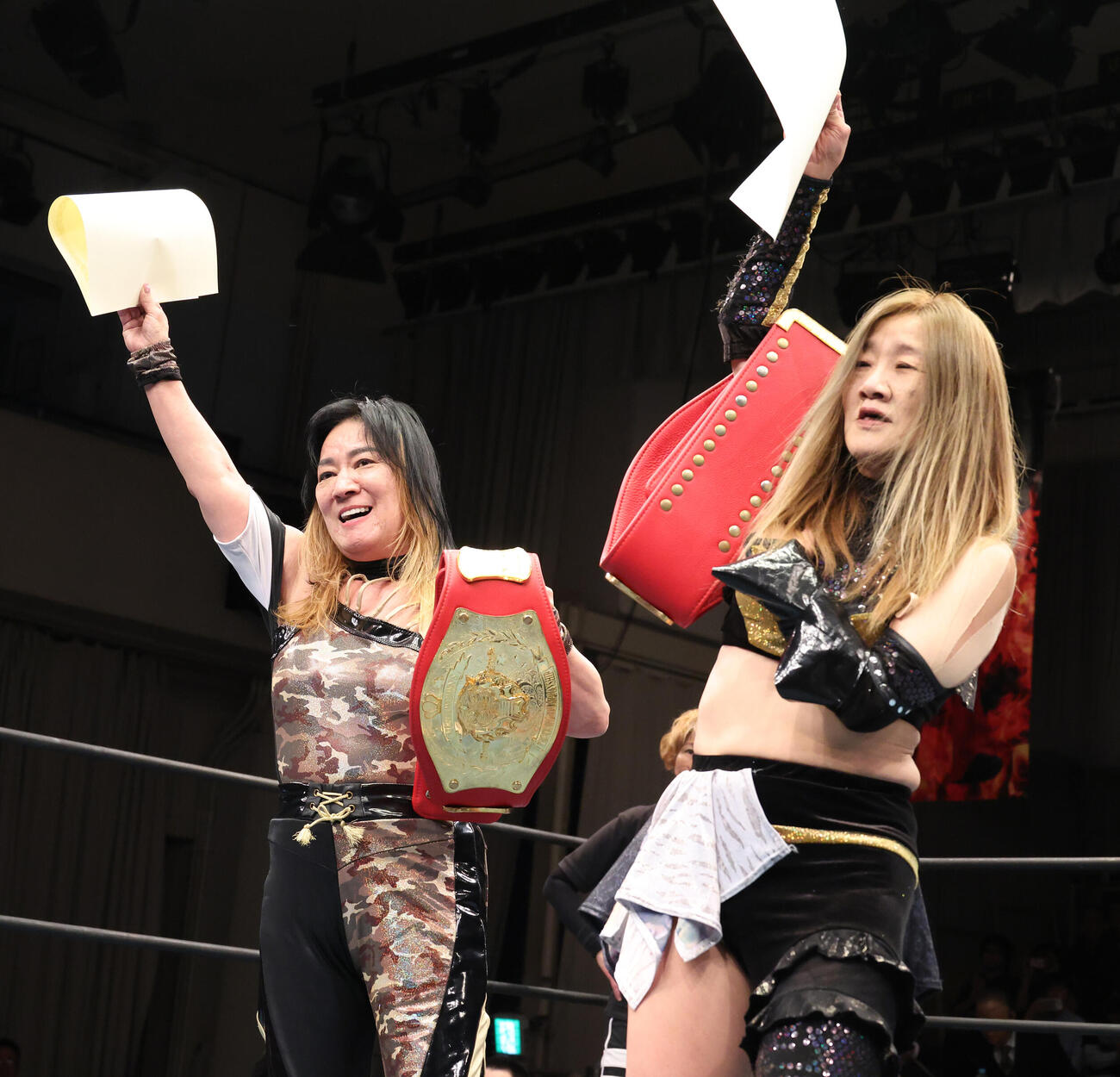 タイトル防衛に成功した横田（左）と藪下（撮影・中島郁夫）