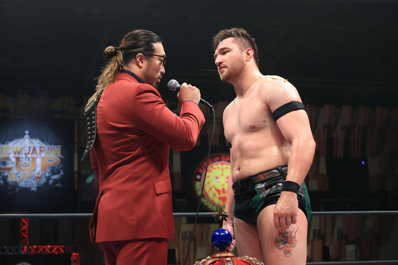 辻陽太（左）と対峙したカラム・ニューマン（C）新日本プロレス