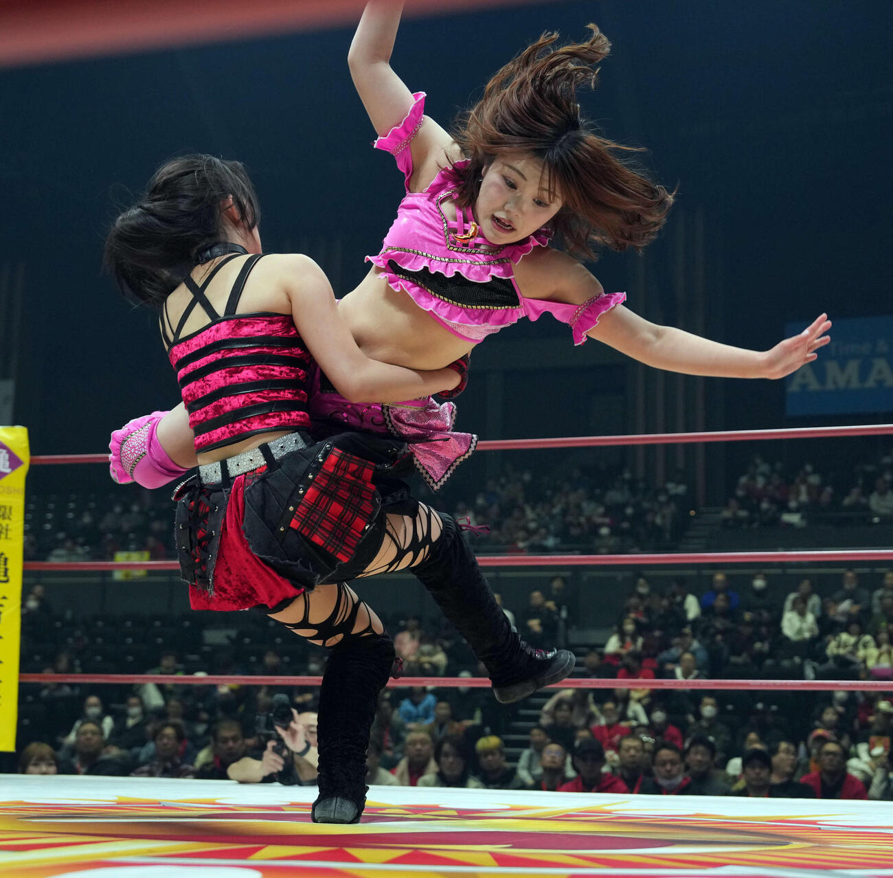 古沢稀杏にフライングボディープレスを見舞う望天セレネ（撮影・たえ見朱実）