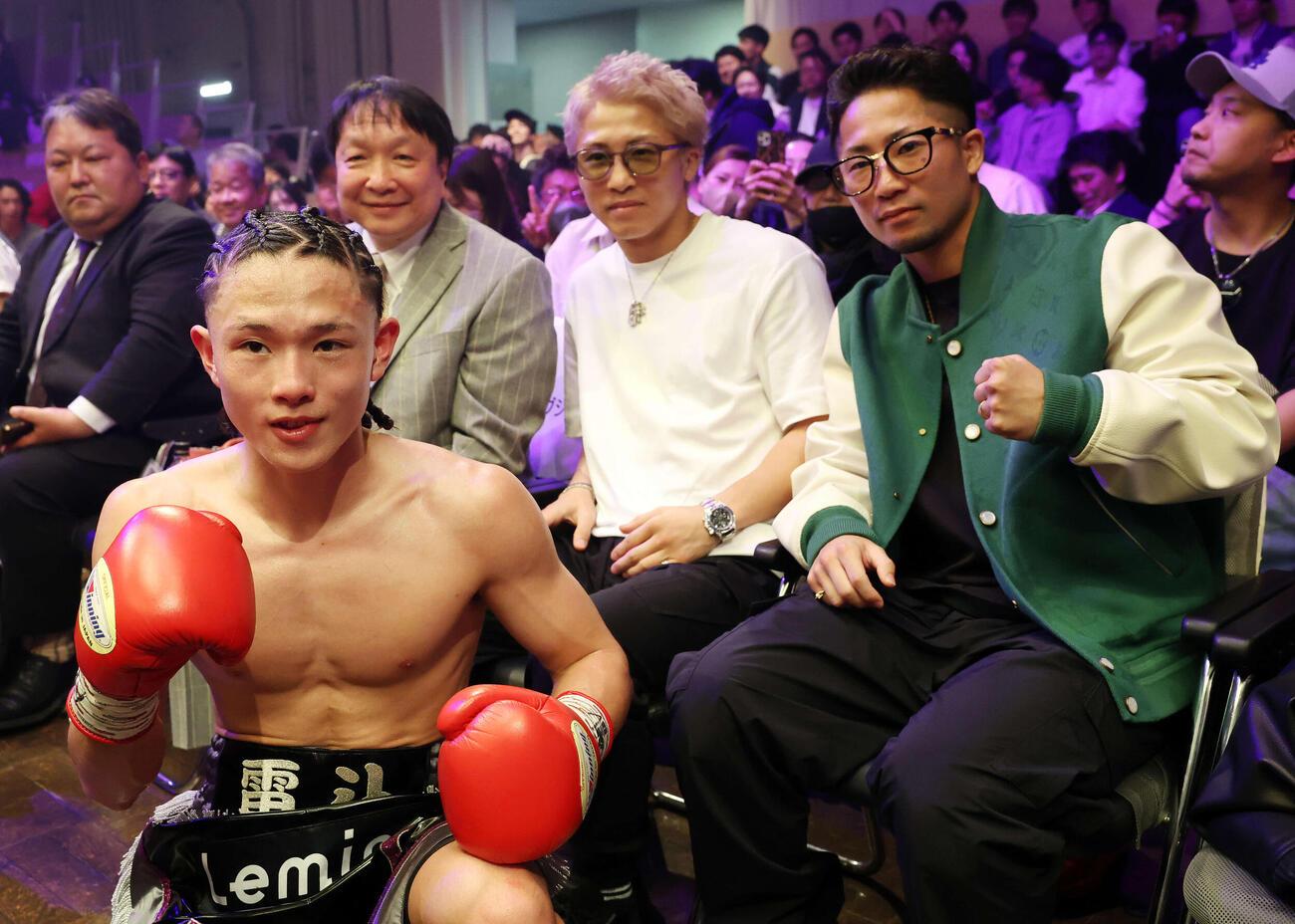 6回TKO勝ちし大橋会長（左）、井上尚弥（中央）、拓真（右）と記念撮影する片岡（撮影・宮地輝）