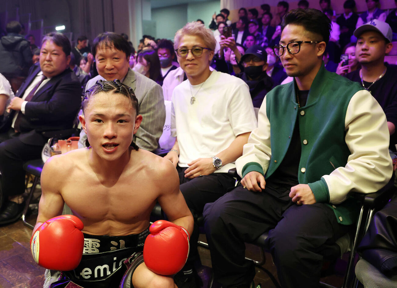 6回TKO勝ちし大橋会長（左）、井上尚弥（中央）、拓真（右）と記念撮影する片岡（撮影・宮地輝）