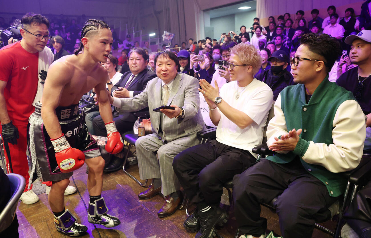 6回TKO勝ちし大橋会長（左）、井上尚弥（中央）、拓真（右）にあいさつする片岡（撮影・宮地輝）